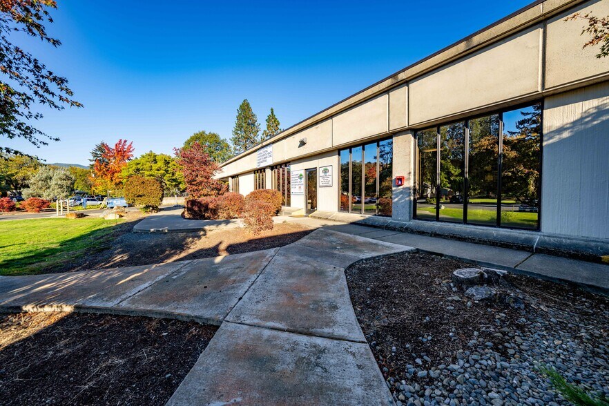 More Photos Of 715 NW Dimmick St, Grants Pass Office For Sale