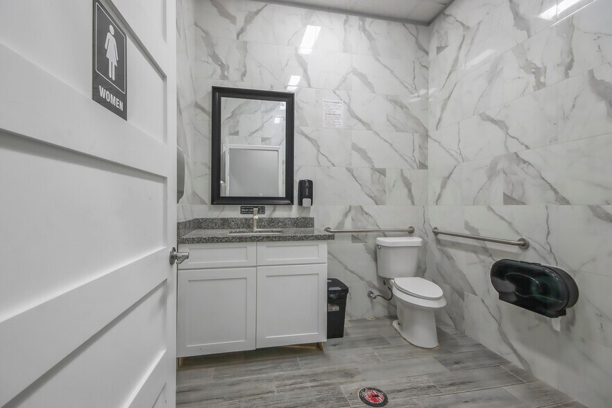More Photos Of 7434 TX-35, Alvin General Retail For Sale