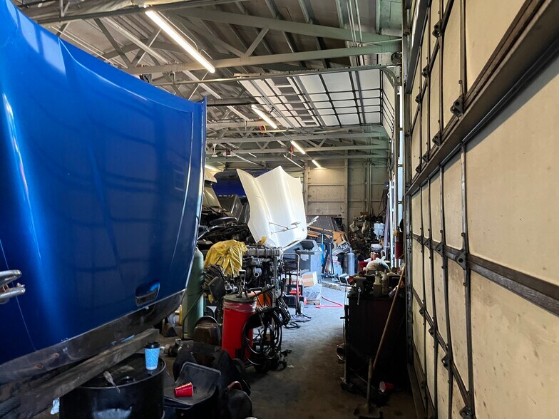 More Photos Of 606 Railroad St, Joliet Warehouse For Lease