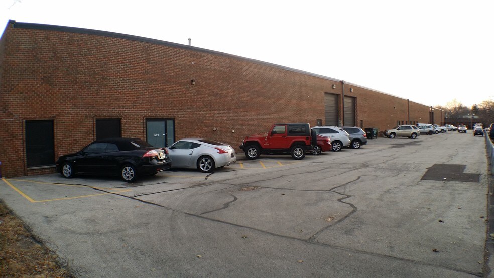 More Photos Of 501-515 S Vermont St, Palatine Warehouse For Lease