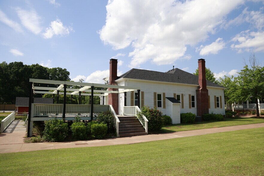 More Photos Of 1053 S Lake Cir, Morrow Unknown For Lease