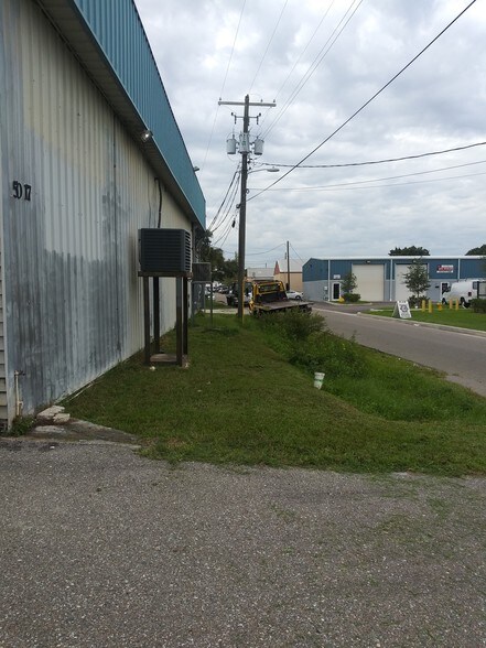 More Photos Of 5017 N Coolidge Dr, Tampa Warehouse For Lease