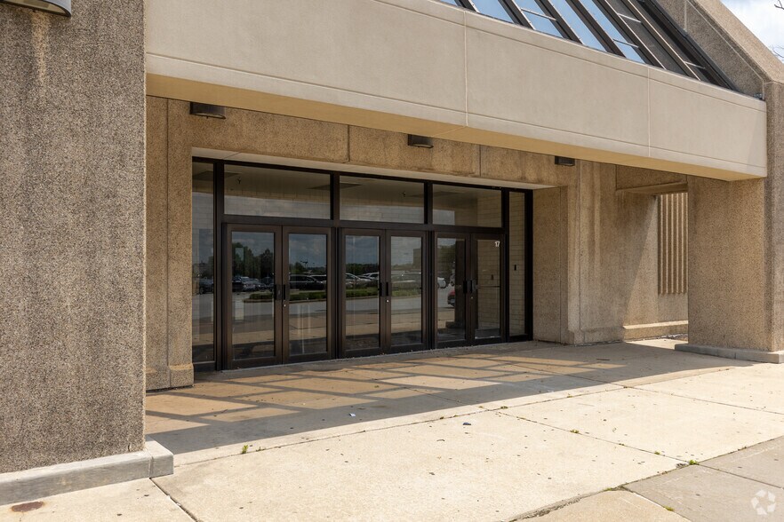 More Photos Of 2 Orland Square Dr, Orland Park General Retail For Sale