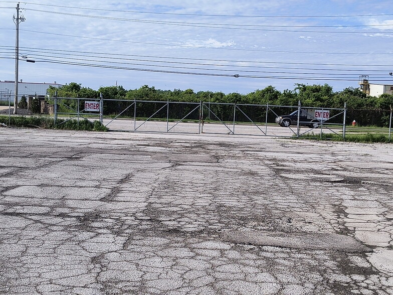 More Photos Of 5211 Oster Rd, Sheffield Village Truck Terminal For Lease