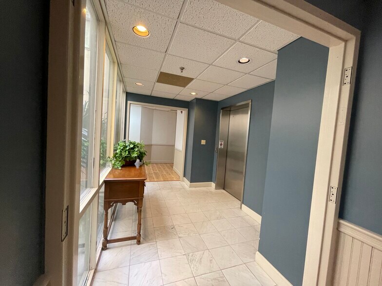 More Photos Of 52 New Orleans Rd, Hilton Head Island Office For Sale