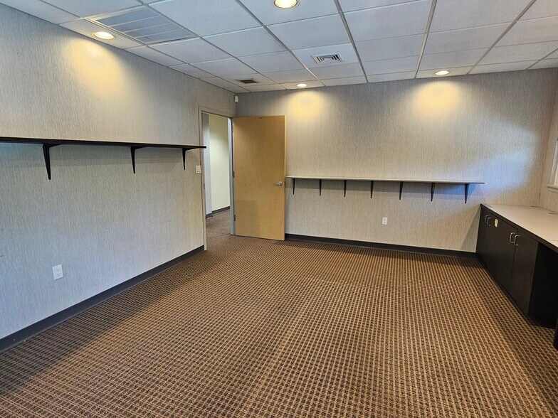More Photos Of 202 E Main St, Huntington Medical For Lease