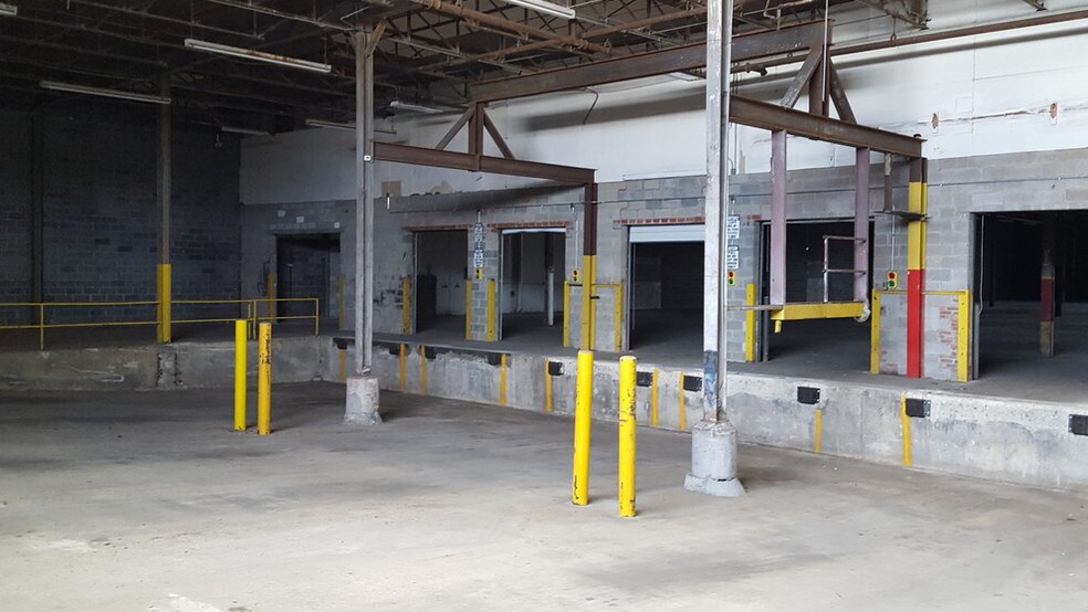 More Photos Of 225 Underhill Blvd, Syosset Warehouse For Lease