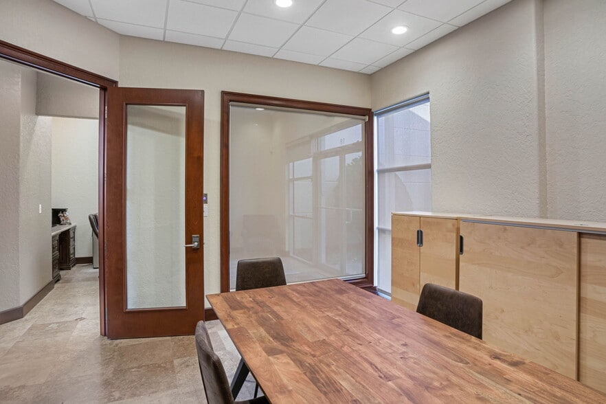 More Photos Of 8810 Commodity Cir, Orlando Showroom For Lease