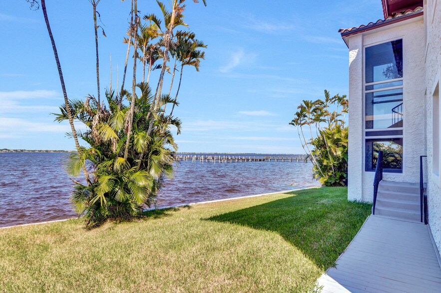 More Photos Of 117 SE Seminole St, Stuart Medical For Sale