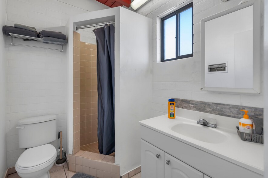 More Photos Of 20 E Doe St, Nogales Hotel For Sale