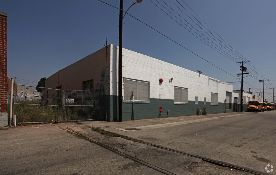 More Photos Of 5993 S St Andrews Pl, Los Angeles Warehouse For Lease