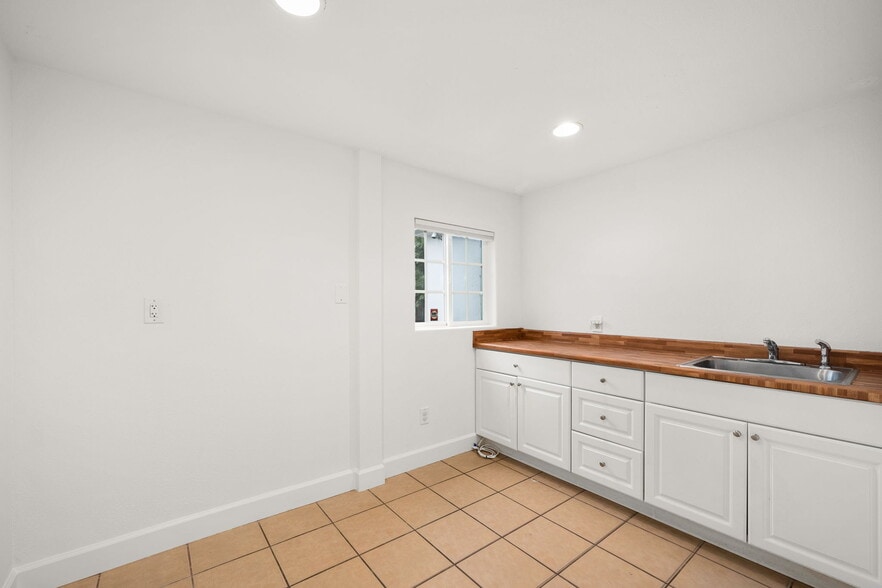 More Photos Of 607 N Anaheim Blvd, Anaheim Office For Sale