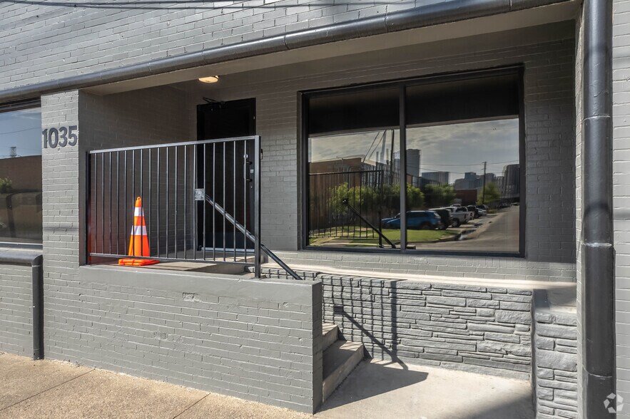 More Photos Of 1035 E Levee St, Dallas Showroom For Sale