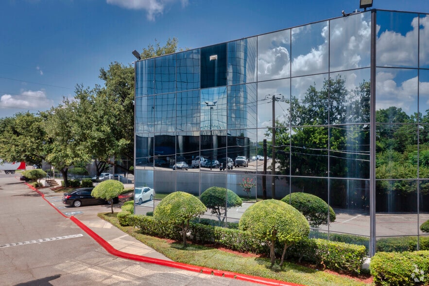 More Photos Of 1327 Empire Central Dr, Dallas Office For Lease