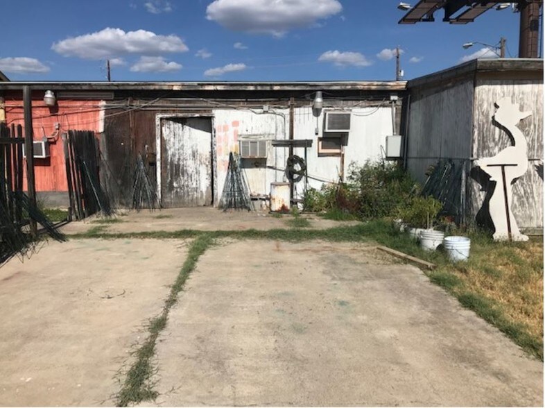 More Photos Of 1117-1119 Bustamante St, Laredo General Retail For Sale