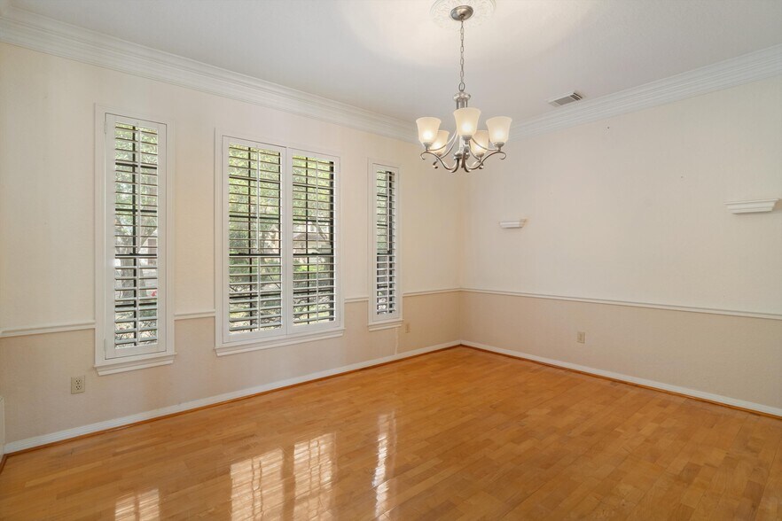 More Photos Of 124 Lake Point Dr, League City Specialty For Sale