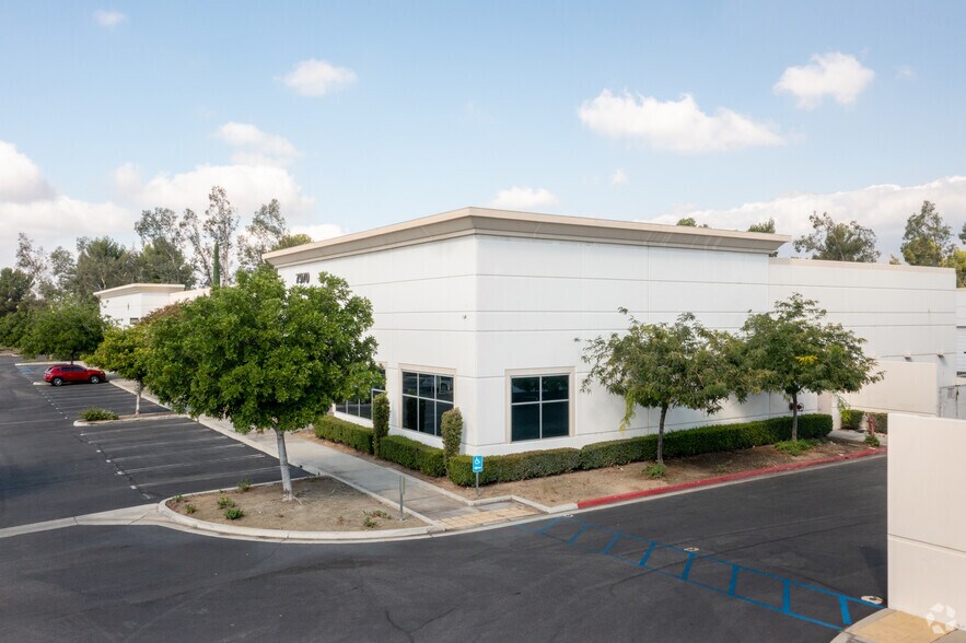 More Photos Of 7970 Cherry Ave, Fontana Showroom For Lease