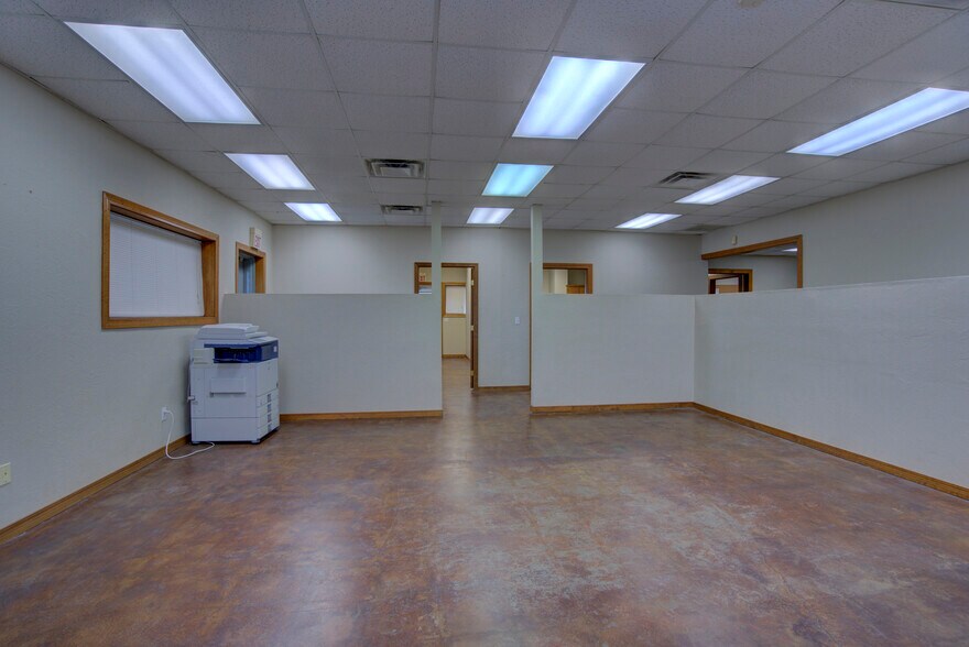 More Photos Of 2830 NW 32nd St, Newcastle Office For Sale