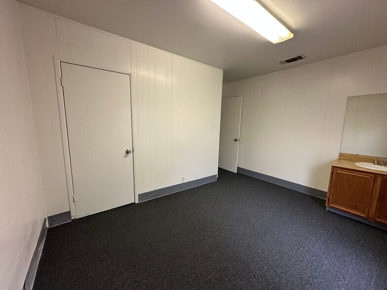 More Photos Of 6628 Crestway Dr, San Antonio Flex For Sale