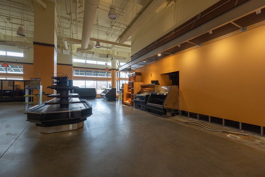More Photos Of 3253 Dodge St, Omaha Hotel For Sale