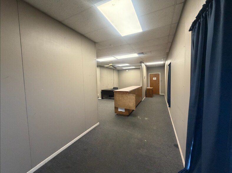 More Photos Of 115-119 Plaza W, Texarkana Warehouse For Sale