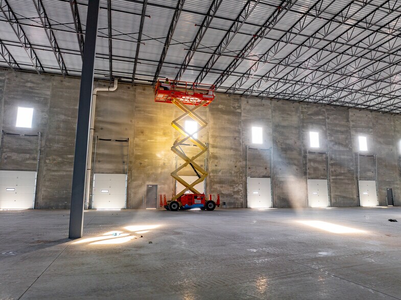 More Photos Of 7955 W 59th St, Summit Warehouse For Lease