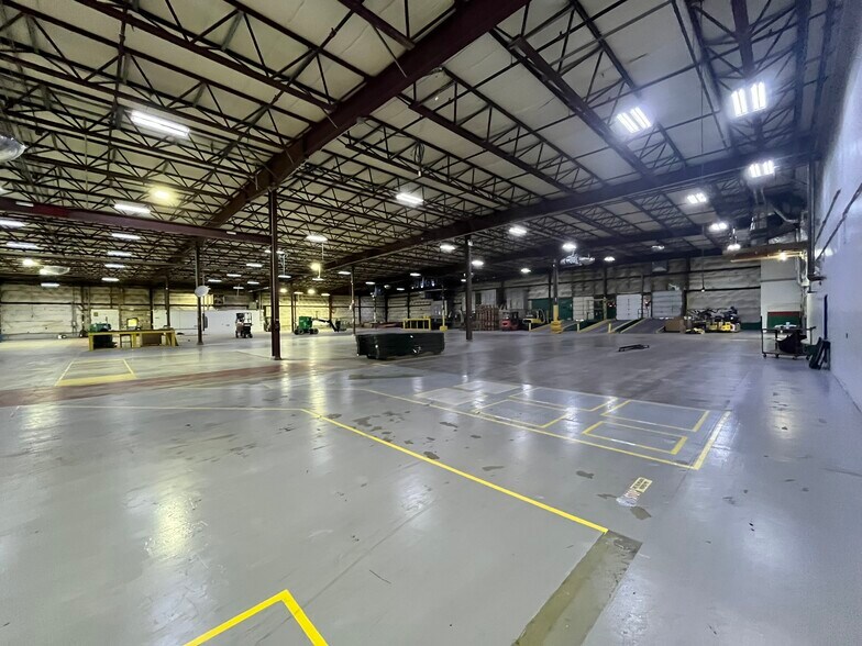 More Photos Of 16 Washington Ave, Scarborough Warehouse For Lease