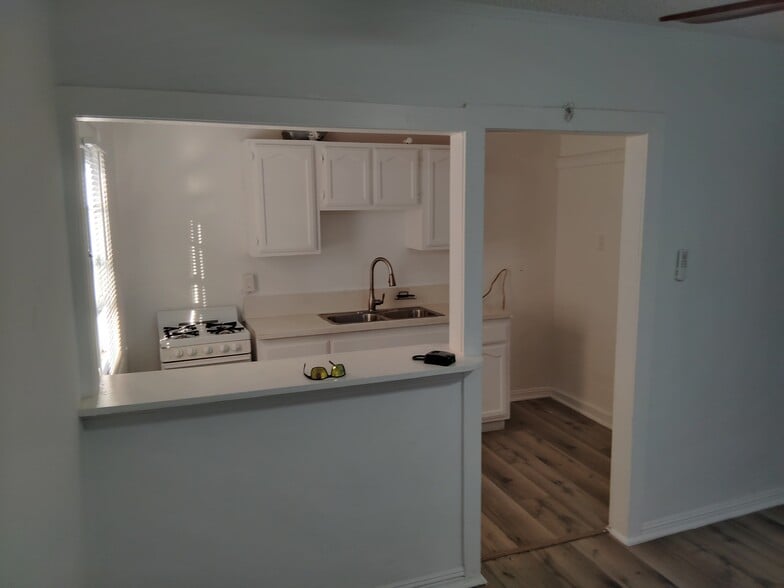 More Photos Of 225 E 74th St, Los Angeles Apartments For Sale