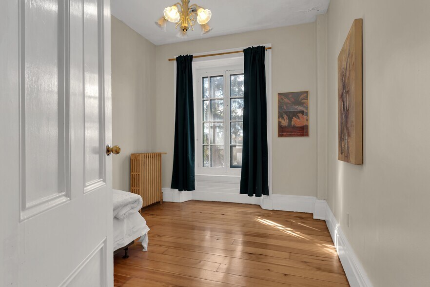 More Photos Of 389 King St E, Gananoque Office For Sale