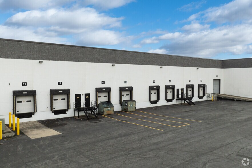 More Photos Of 45 Turner Dr, Middletown Warehouse For Lease