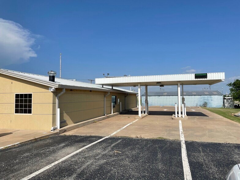 More Photos Of 924 Missouri, Walters Bank For Sale