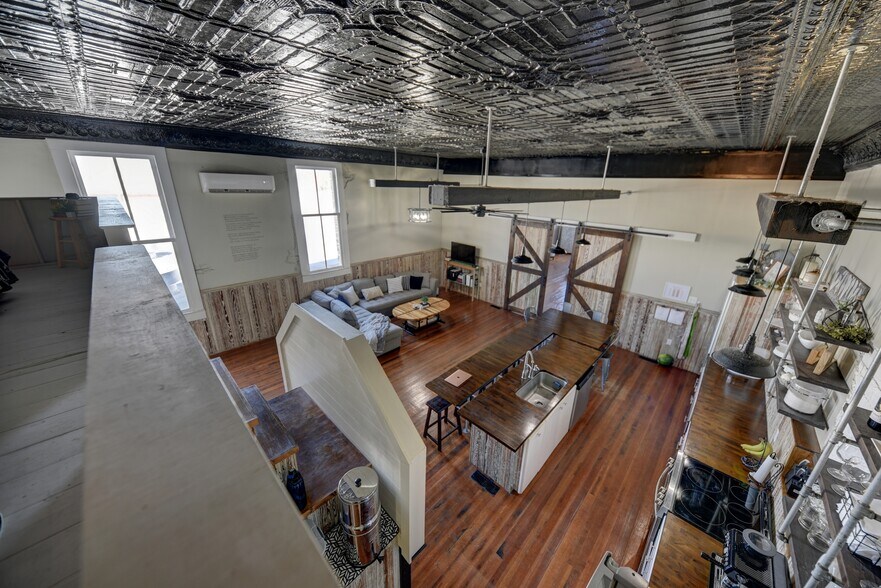 More Photos Of 103 N Main, Moulton Showroom For Sale