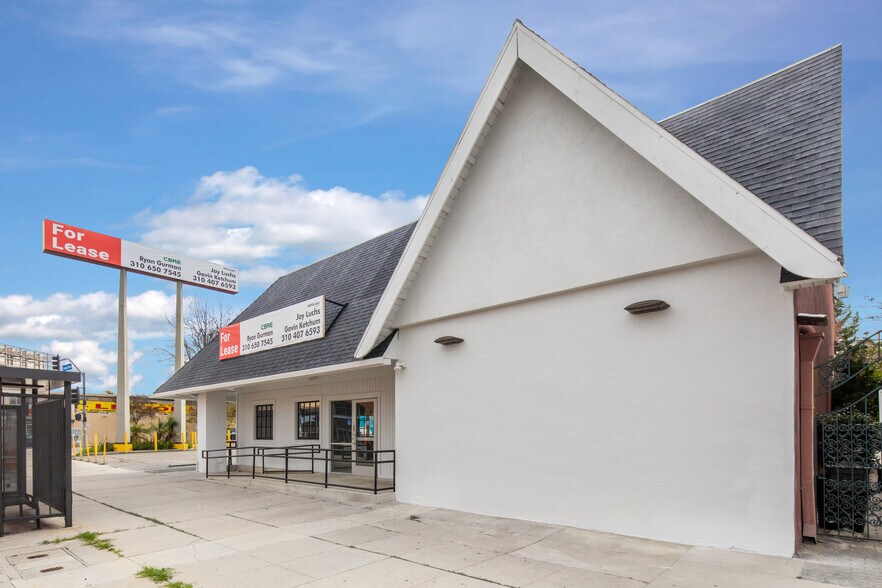 More Photos Of 21108 Ventura Blvd, Woodland Hills Bank For Lease