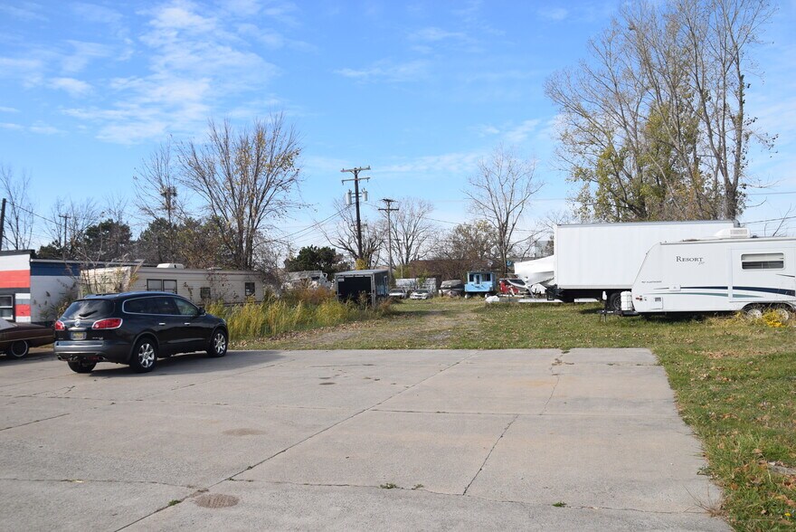 More Photos Of 34091 Groesbeck Hwy, Clinton Township Auto Repair For Sale