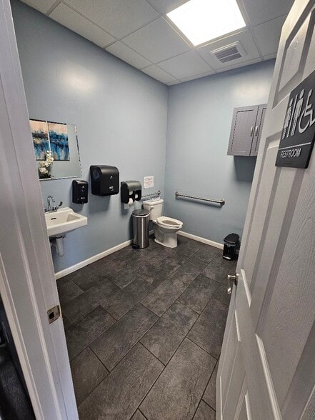 More Photos Of 158 Jericho Tpke, Mineola Storefront Retail Residential For Lease