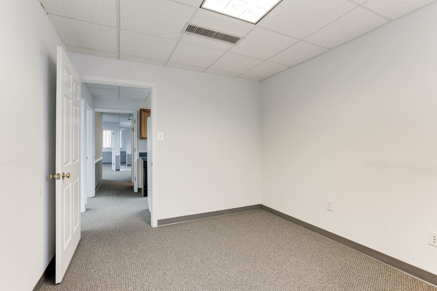More Photos Of 2915-2917 Hunter Mill Rd, Oakton Medical For Sale