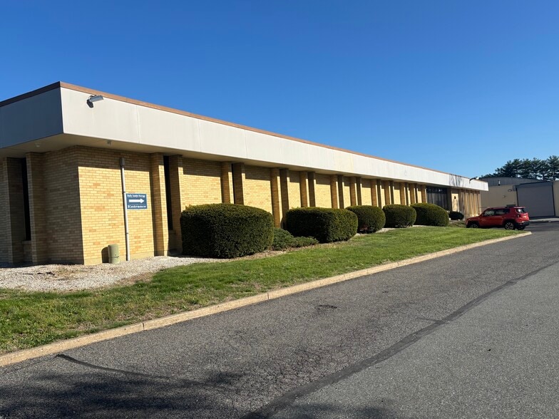 More Photos Of 20 N Front St, Bally Distribution For Sale