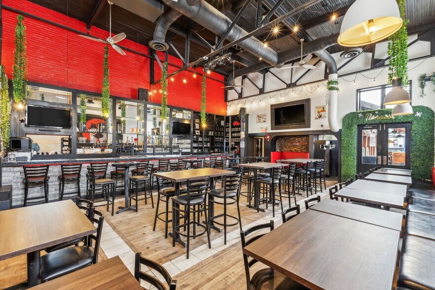 More Photos Of 70 Prom Du Portage, Gatineau Restaurant For Lease