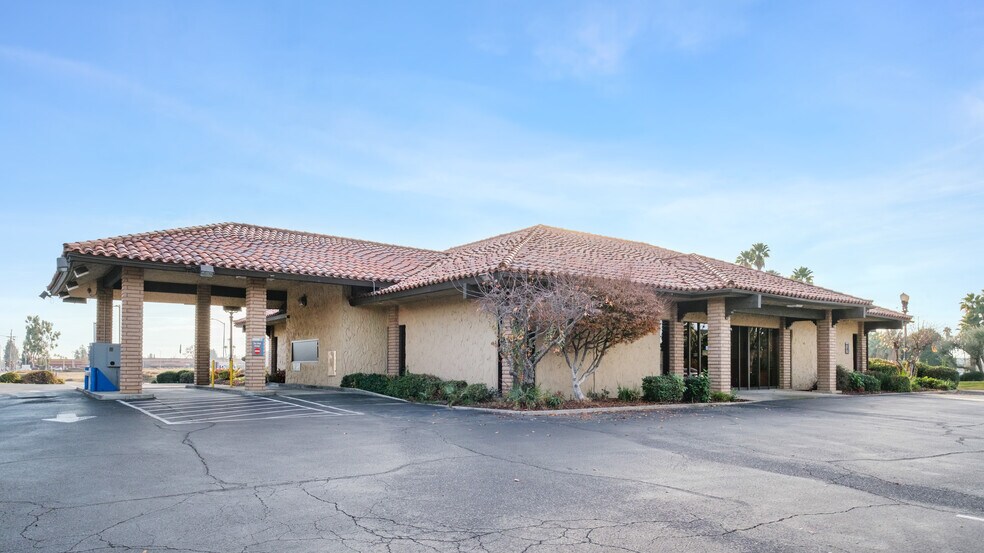More Photos Of 7160 N 1st St, Fresno Bank For Lease