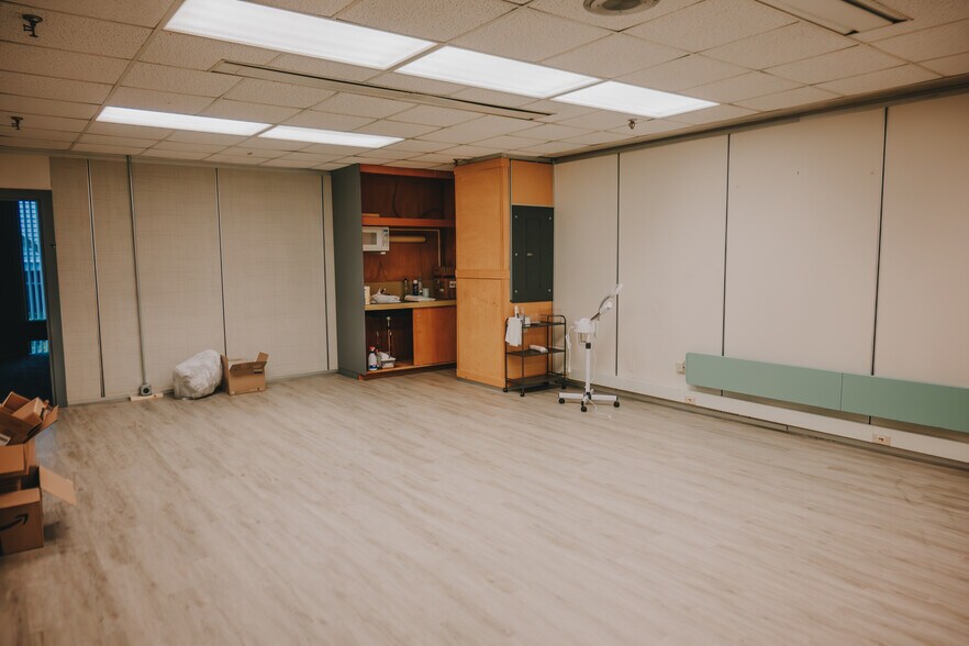 More Photos Of 136 Center St, Old Town Office For Sale