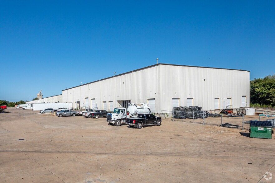 Primary Photo Of 1100 71 Plaza Ct, Springdale Warehouse For Lease