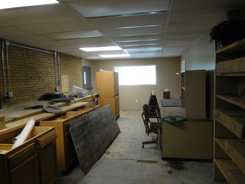 More Photos Of 212 Flint St, Clarksburg Service For Lease