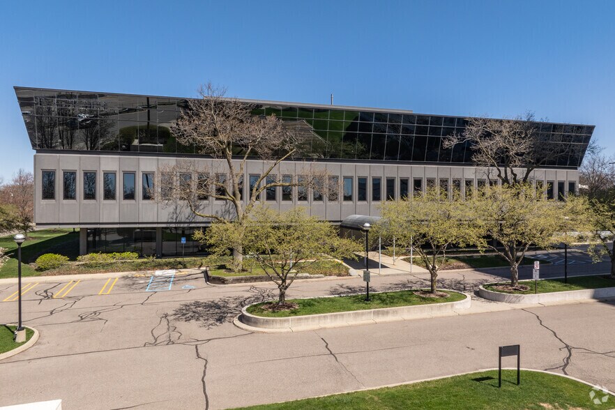 More Photos Of 25900 Northwestern Hwy, Southfield Office For Lease