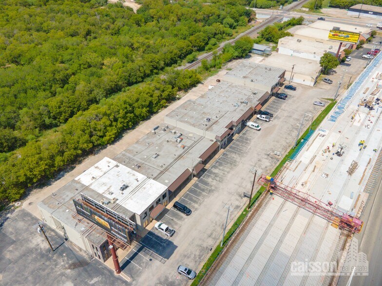 More Photos Of 10201-10237 N IH 35, San Antonio Showroom For Lease