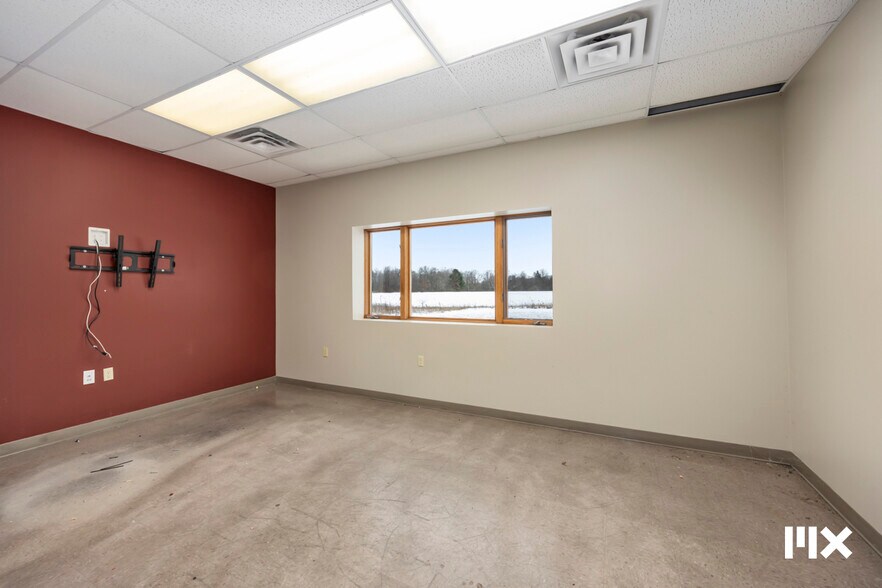 More Photos Of 21685 Northland Dr, Paris Distribution For Sale