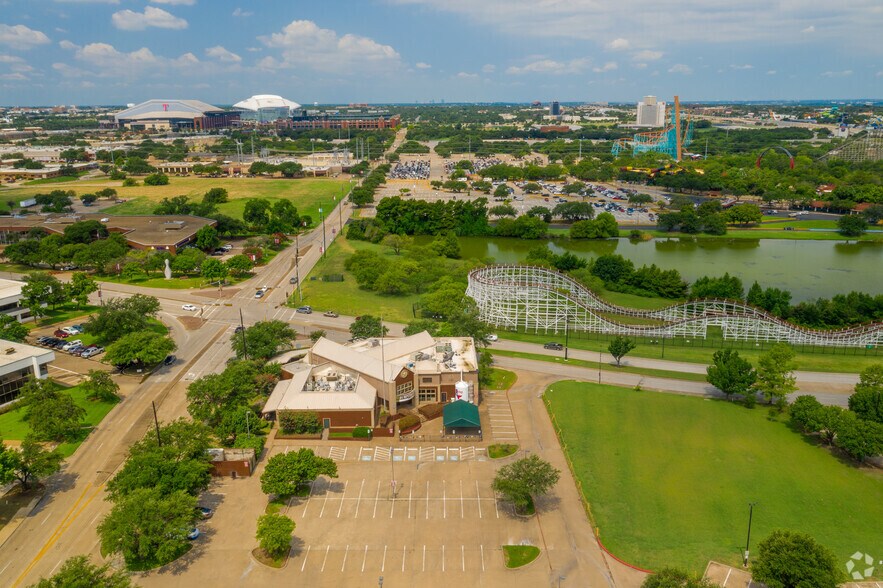 More Photos Of 700 Six Flags Dr, Arlington Restaurant For Lease