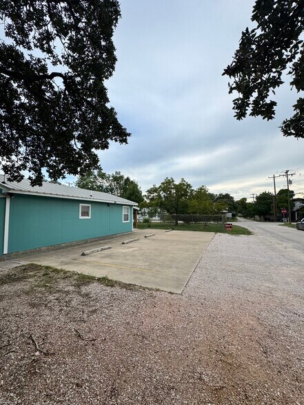 More Photos Of 143 N West St, Bertram Flex For Sale