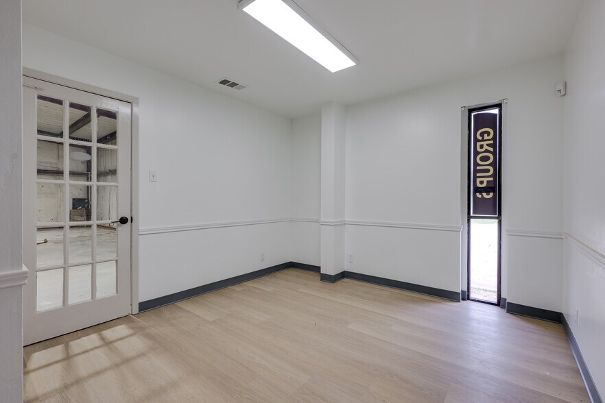 More Photos Of 801 N Walton Walker Hwy, Irving Warehouse For Lease