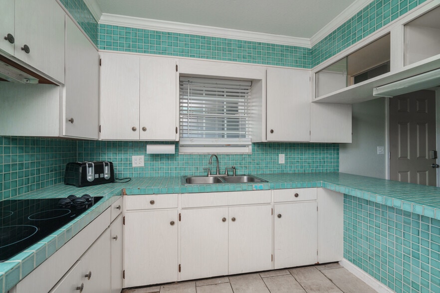 More Photos Of 1919 Drummond Ave, Panama City Distribution For Lease