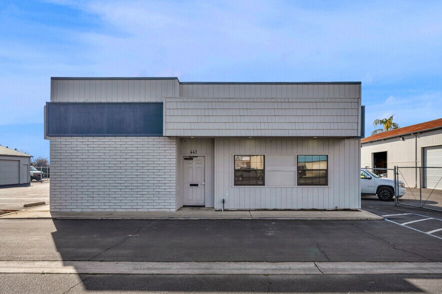 More Photos Of 441 N M St, Tulare Office For Lease